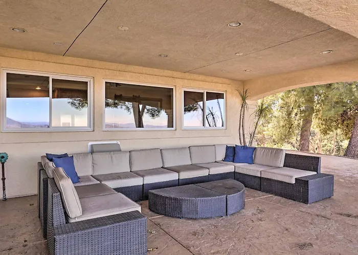 Charming Temecula Home W/ Hot Tub, Mountain Views!